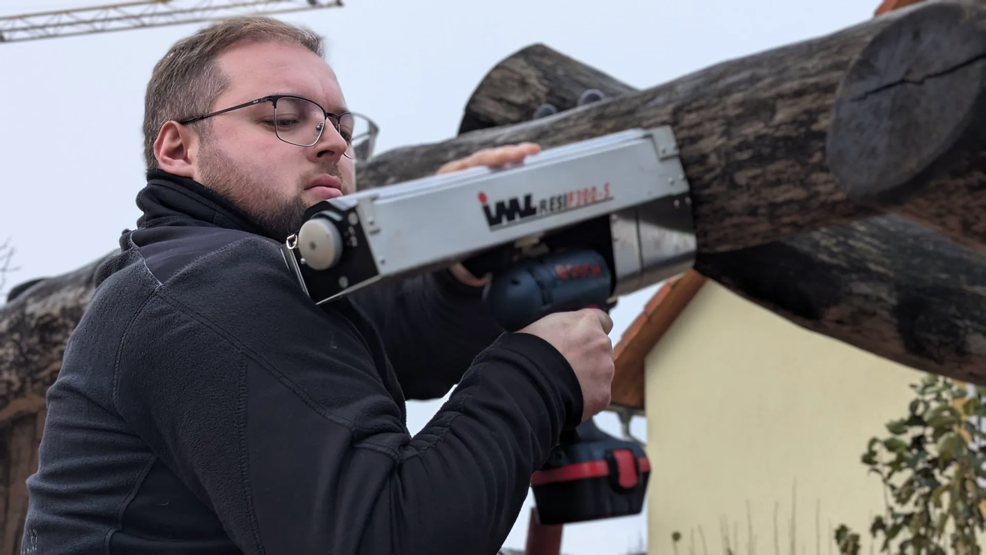 Bohrwiderstandsmessung an einem Holzpfosten