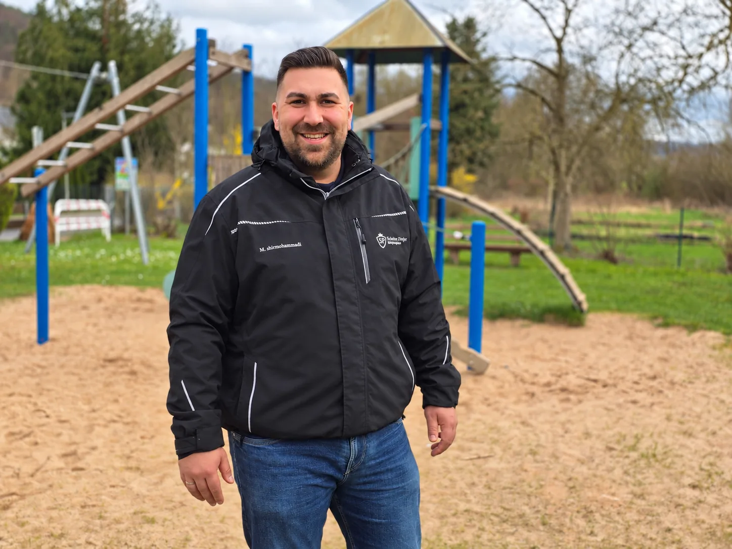 Marc Shirmohammadi, Inhaber der Spielplatzprüfer, auf einem Spielplatz