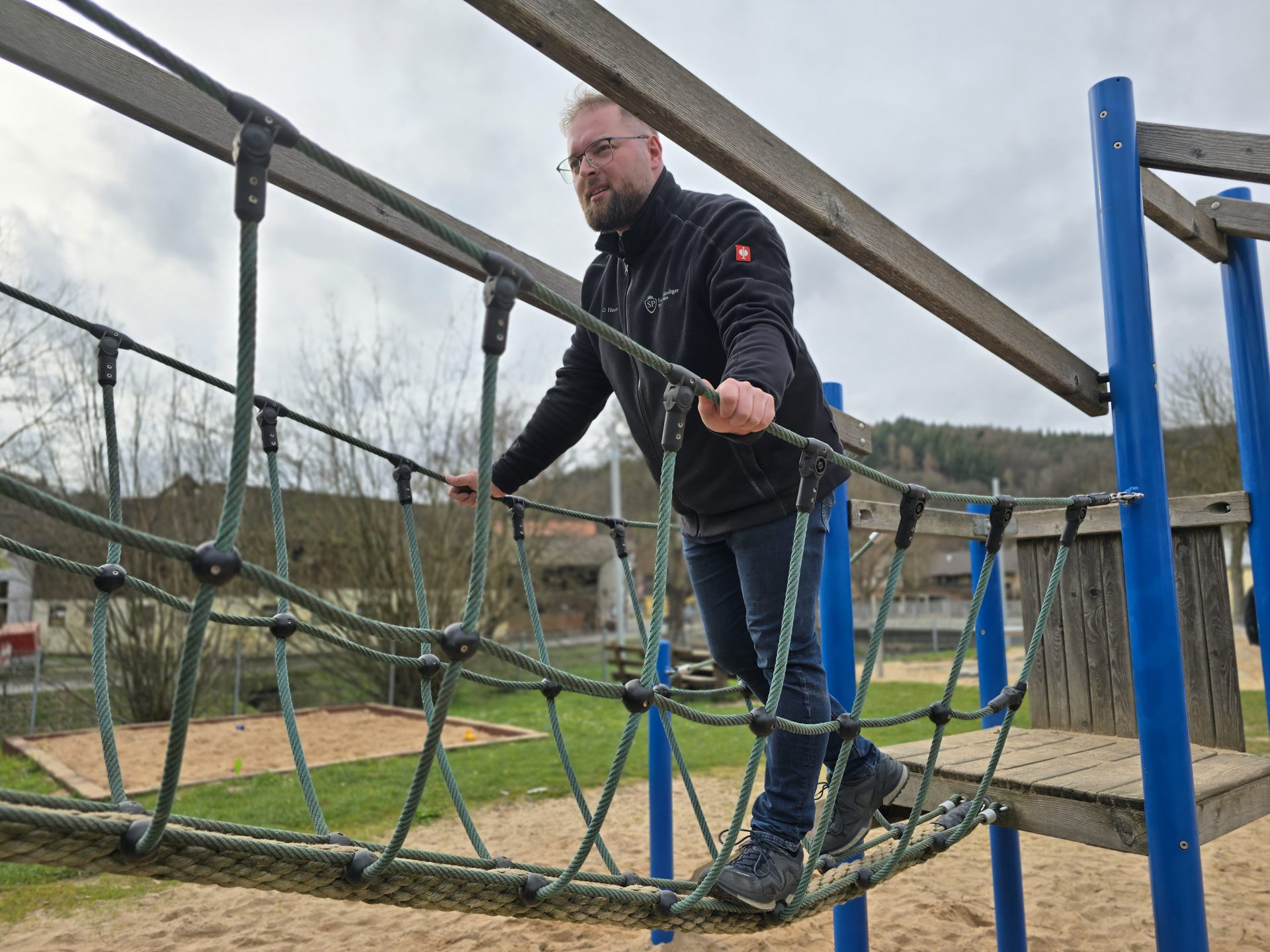 Mann auf einem Spielplatzgerät