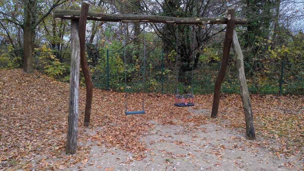 Schaukelplatz im Herbstlaub