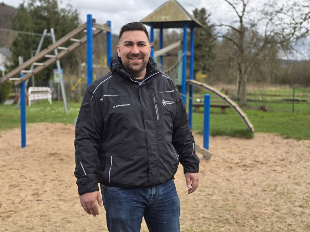 Mann auf Spielplatz im Freien